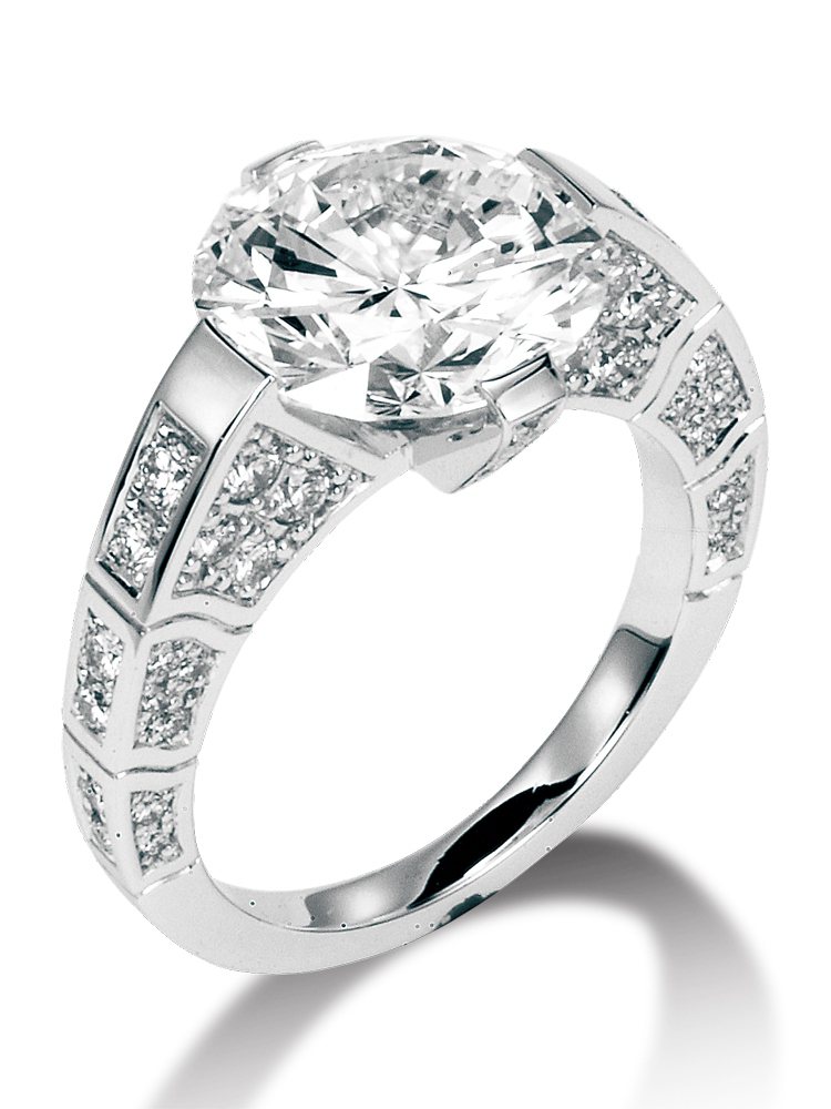 PIAGET，Lime light單鑽訂婚戒指，18K白金材質精製，中央鑲嵌單顆鑽石約重5克拉，戒環鑲嵌圓鑽石。圖／珠寶之星
