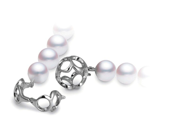 Double Eight珍珠串鍊，釦飾採「8」字設計，35萬8,000元。圖／MIKIMOTO提供