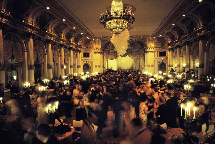1966年，美國著名作家柯波帝於紐約Plaza Hotel舉辦一場奢華的黑白舞會...