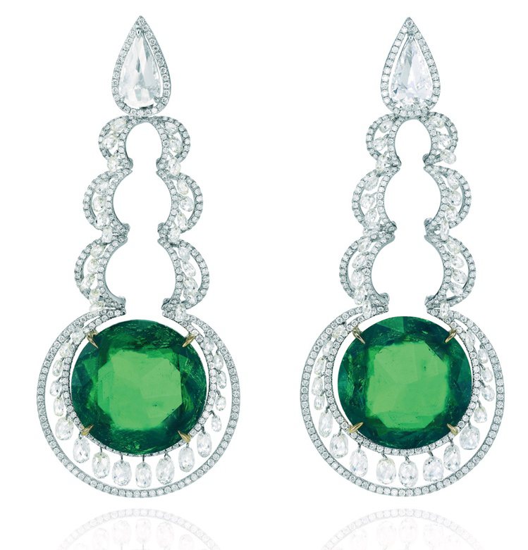 蕭邦祖母綠鑽石蕾絲耳環，2顆祖母綠總重47.52克拉，參考價NT,102,000元。圖／珠寶之星