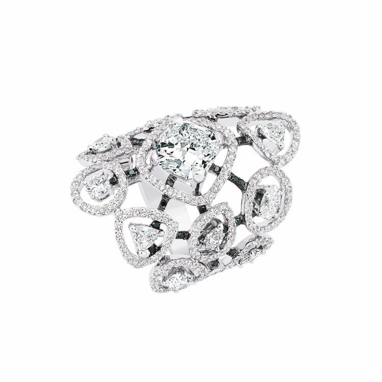 Cascade de Diamants戒指，18K白金鑲嵌1顆約3克拉枕形切割主鑽，12顆花式切割鑽石，260顆明亮式切割鑽石及55顆明亮式切割黑鑽。價格電洽。圖／香奈兒提供