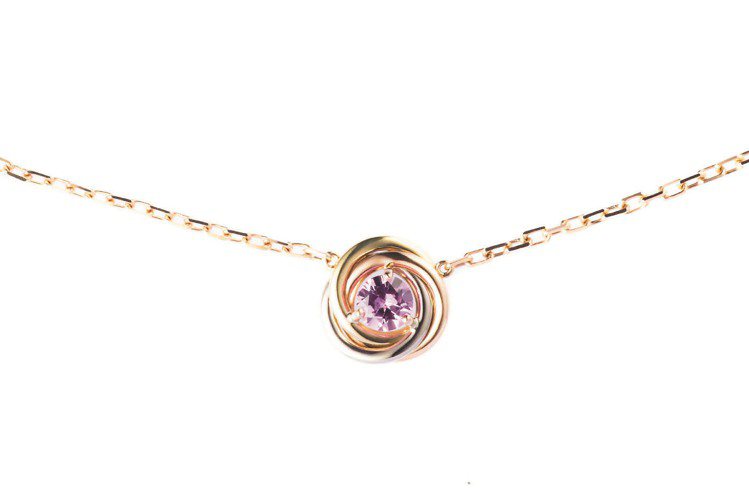 卡地亞Precious Trinity系列粉紅藍寶項鍊，三色K金環，鑲嵌一顆粉紅藍寶石，售價約7萬1,500元。圖／卡地亞提供