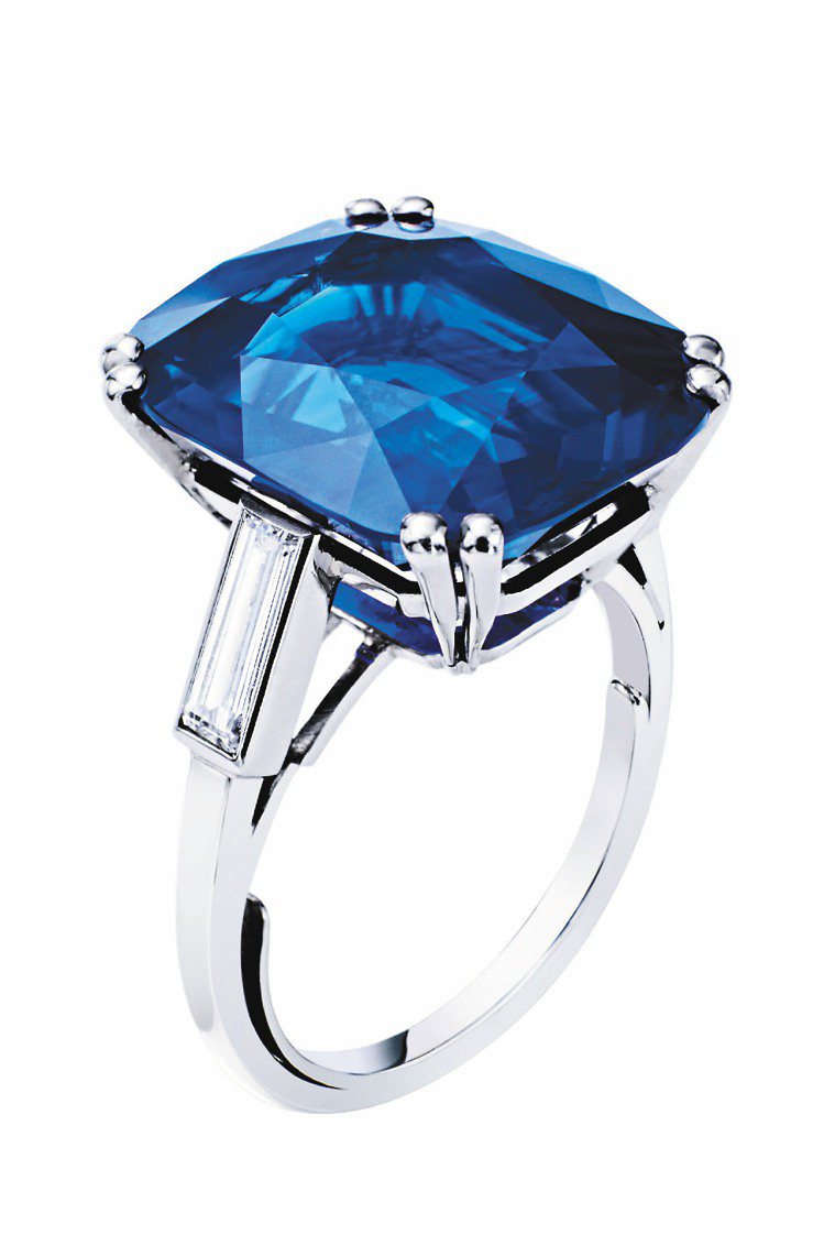 藍寶石是今年最搶手的彩寶，寶格麗鉑金藍寶石戒指，鑲嵌Kashmir藍寶石16.51克拉，約3億元。圖／BVLGARI提供