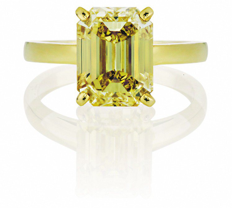 De Beers祖母綠車工頂級黃鑽戒指，售價2,005萬元。圖／De Beers提供