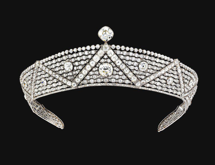 卡地亞骨董珍藏系列「Oriental鑽石冠冕」，1911年出品，鉑金鑲嵌鑽石，包含278個玫瑰花形切割鑽石，約重82.06克拉，特別訂製款。圖／卡地亞提供
