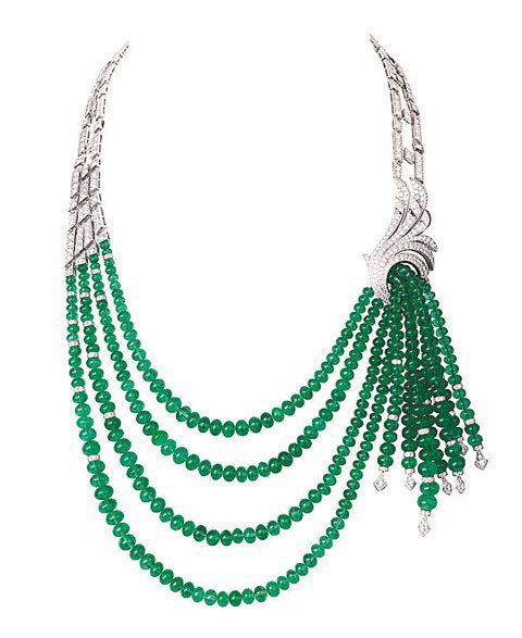 祖母綠珠串和精細作工鑲嵌的鑽飾，搭出精緻和樸意、俐落和柔美的對比美。圖／Cartier提供