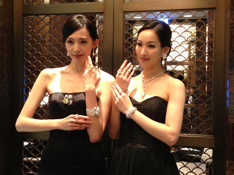 名模王心恬(左)和李曉涵展演格拉夫頂級珠寶作品。記者祁玲／攝影