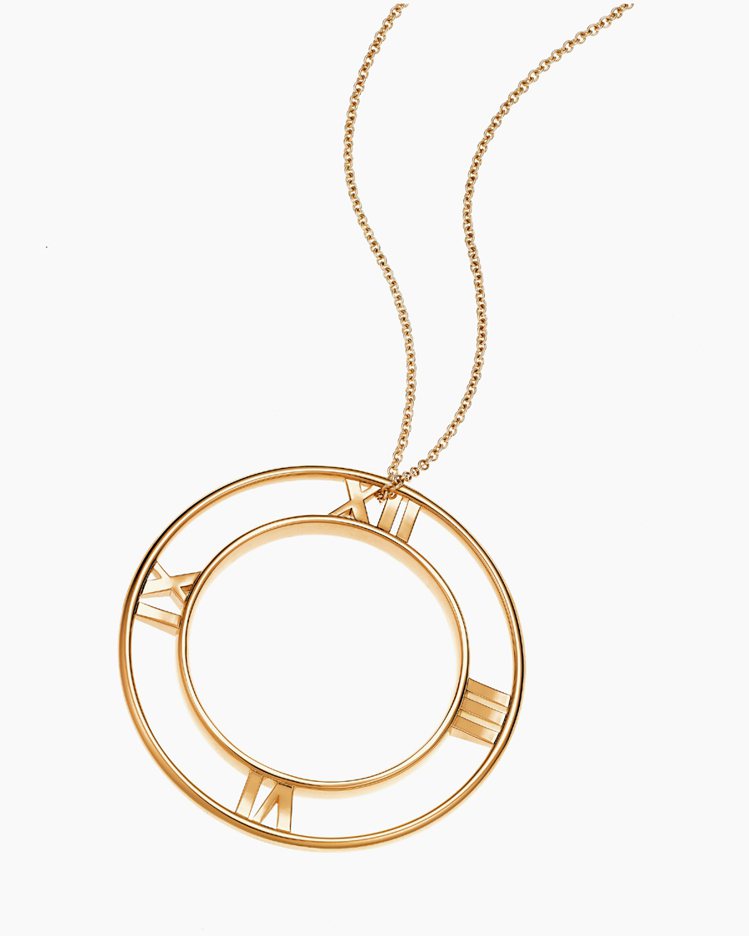 Tiffany以紐約總店前庭大鐘為靈感，推出Atlas黃金鍊墜。圖／Tiffany提供