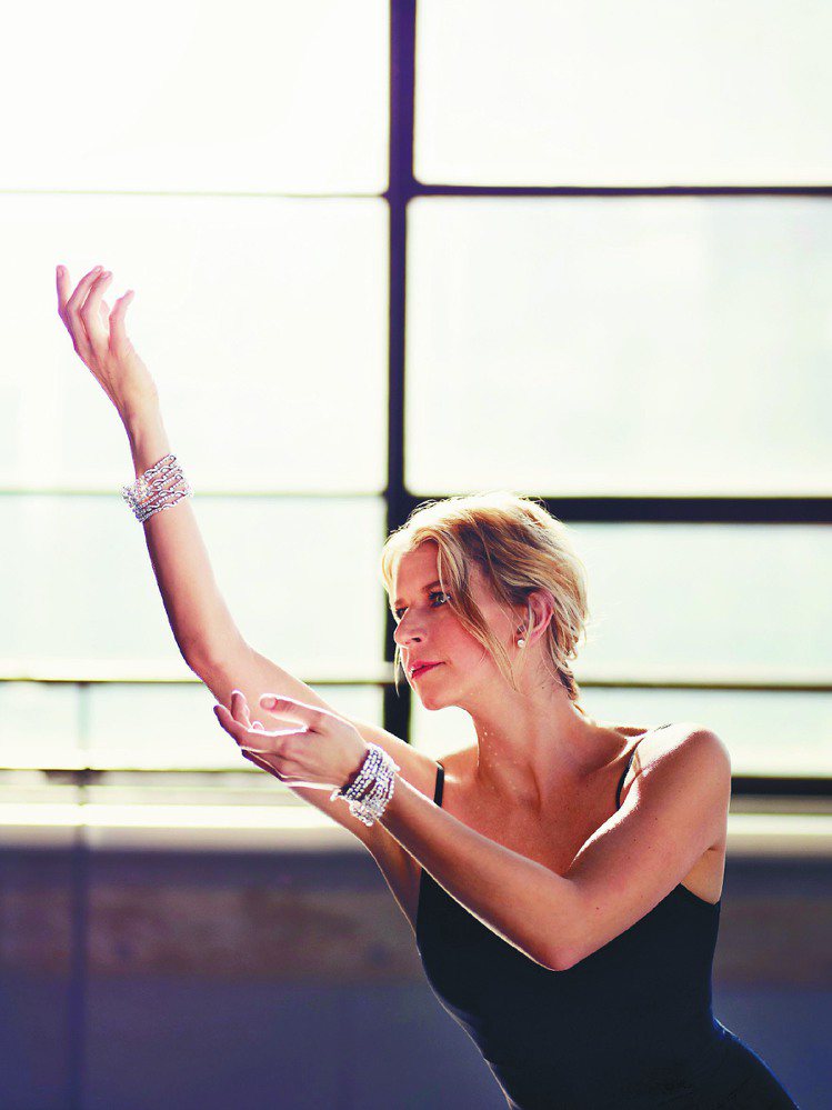 知名舞蹈家Aszure Barton以豐富的肢體動作詮釋鑽飾之美。圖／De Beers提供
