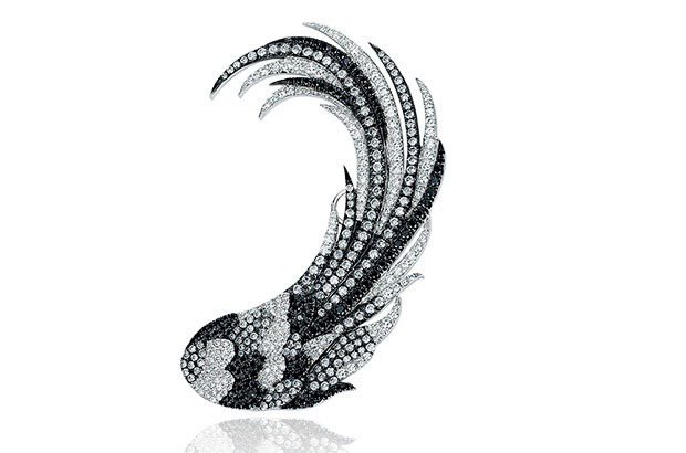 Colette全耳式耳環，18k白金鑲黑白鑽石，定價15,350美元（約合台幣46萬元）。圖／取自網路