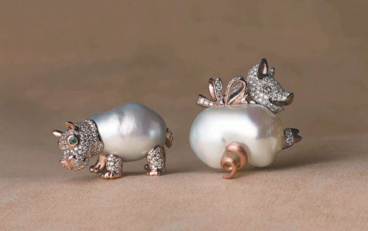 一顆形狀無以名之的巴洛克珍珠，發展成一件好看的珠寶。（圖／MIKIMOTO提供）
