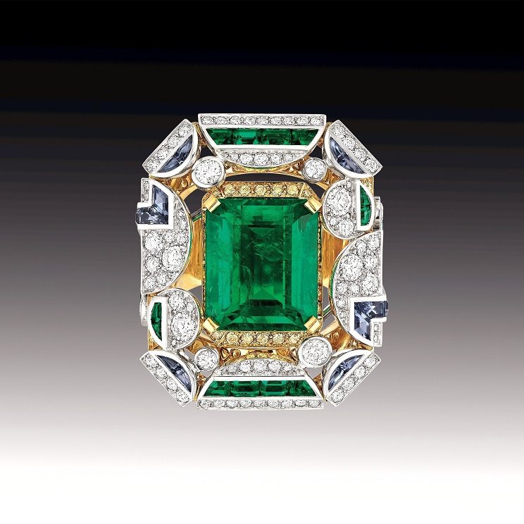 香奈兒Morning in Vendome戒指，主石12克拉的祖母綠切割黃鑽，鑲嵌鑽石、黃鑽以及瑪瑙。 72,522,000元。圖／CHANEL提供