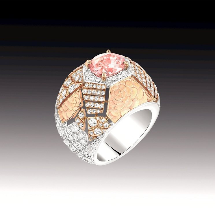 香奈兒Sunset戒指，主石3克拉帕帕拉夏藍寶石，鑲嵌鑽石等。6,346,000元。圖／CHANEL提供