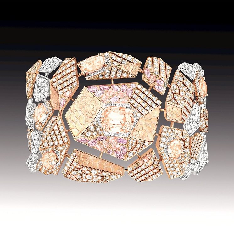 香奈兒Sunset手環，玫瑰金和k金鑲嵌鑽石、帕帕拉夏藍寶石。25,874,000元。圖／CHANEL提供
