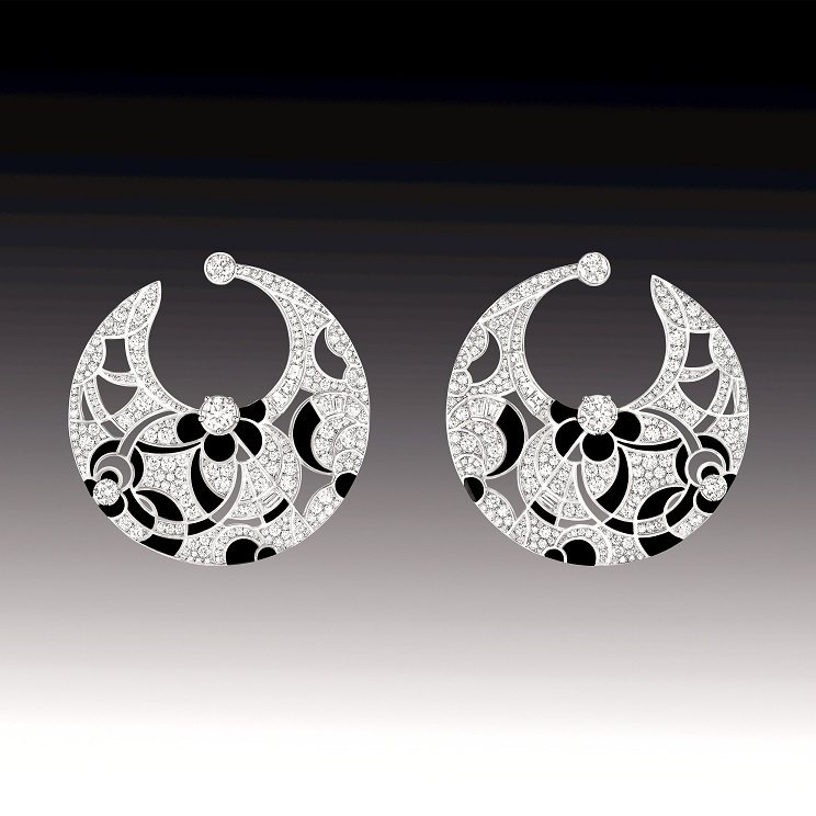 香奈兒Midnight耳環，鑲嵌鑽石、梯形鑽石和瑪瑙。 7,932,000元。圖／CHANEL提供