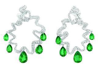 Archi Dior Corolle Jour祖母綠耳環 ，使用10顆梨形祖母綠鑽石與961顆鑽石。圖／Dior提供