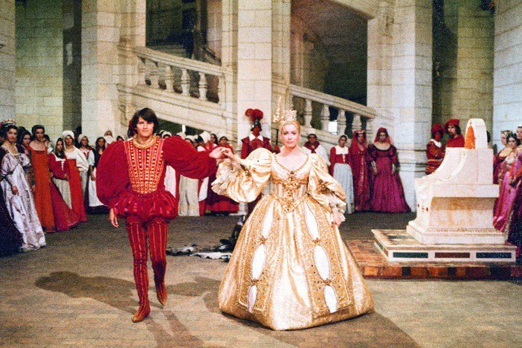 凱薩琳丹妮芙（右）當年演出電影「驢皮公主」時，身上穿的金褸衣是梵克雅寶創作靈感。圖／梵克雅寶提供