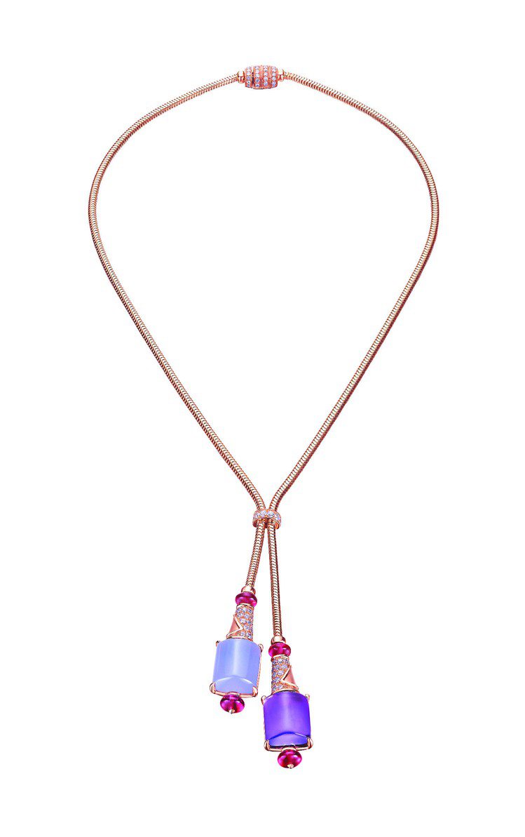 MVSA玫瑰金彩寶鑲鑽項鍊，使用紫水晶、玉髓、紅碧璽圓珠、鑽石，線條簡練優雅，約69萬3,000元。圖／寶格麗提供