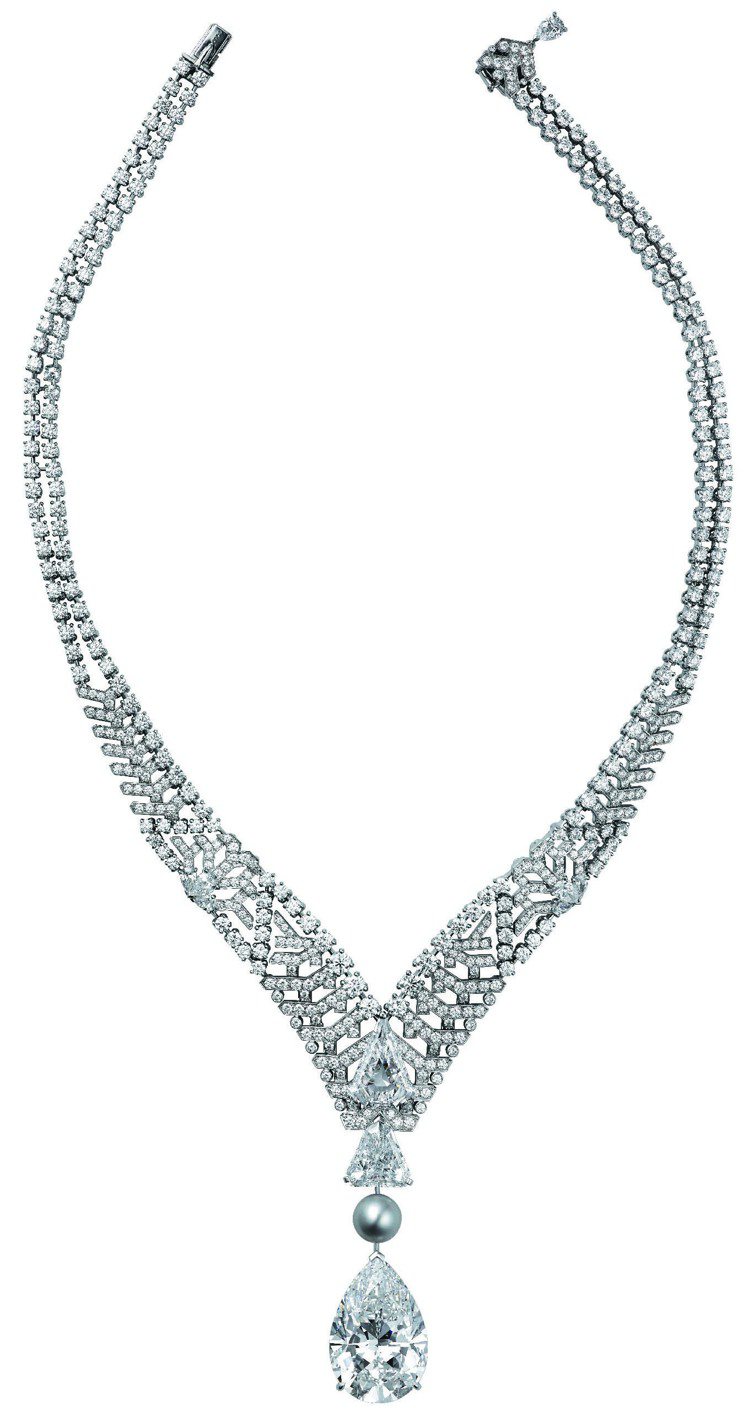 全新Royal頂級珠寶系列的鑽石項鍊，鉑金材質，搭配一顆重約30.21克拉D IF梨形切割鑽石、一顆17.40格令天然珍珠，中央一顆重約5.12克拉風箏形鑽石與一顆重約1.60克拉三角形切割鑽石。圖／卡地亞提供