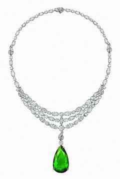 寶格麗La Dolce Vita頂級哥倫比亞祖母綠鑽石項鍊，梨形哥倫比亞祖母綠37.66克拉，約1億3,800萬元。圖／寶格麗提供