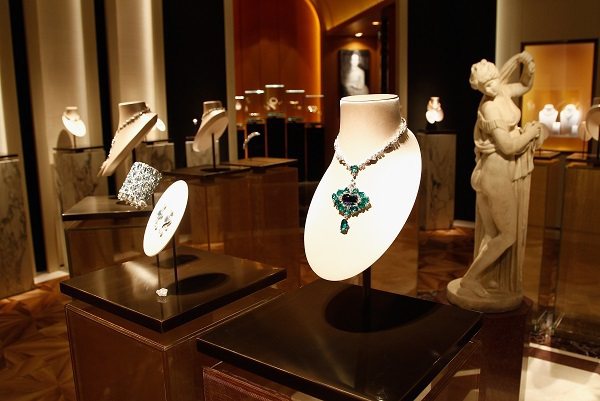寶格麗展場陳列上百件珠寶作品。圖／Bvlgari提供