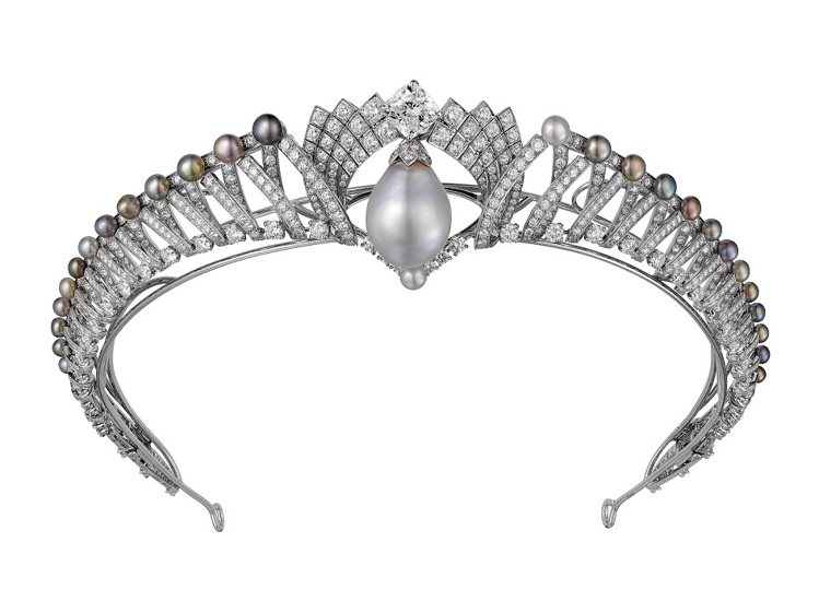 卡地亞在巴黎骨董雙年展中，展示以瑪麗皇后珍珠製成的皇冠。圖／Cartier提供卡地亞珍珠皇冠，可拆卸組裝成為珍珠項鍊。圖／Cartier提供