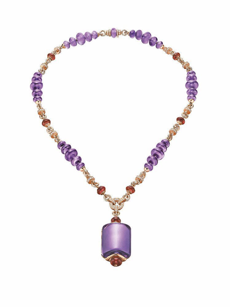 寶格麗MVSA玫瑰金彩寶鑲鑽項鍊，圓潤光滑的紫色水晶垂墜胸前綻放迷人之美。圖／寶格麗提供