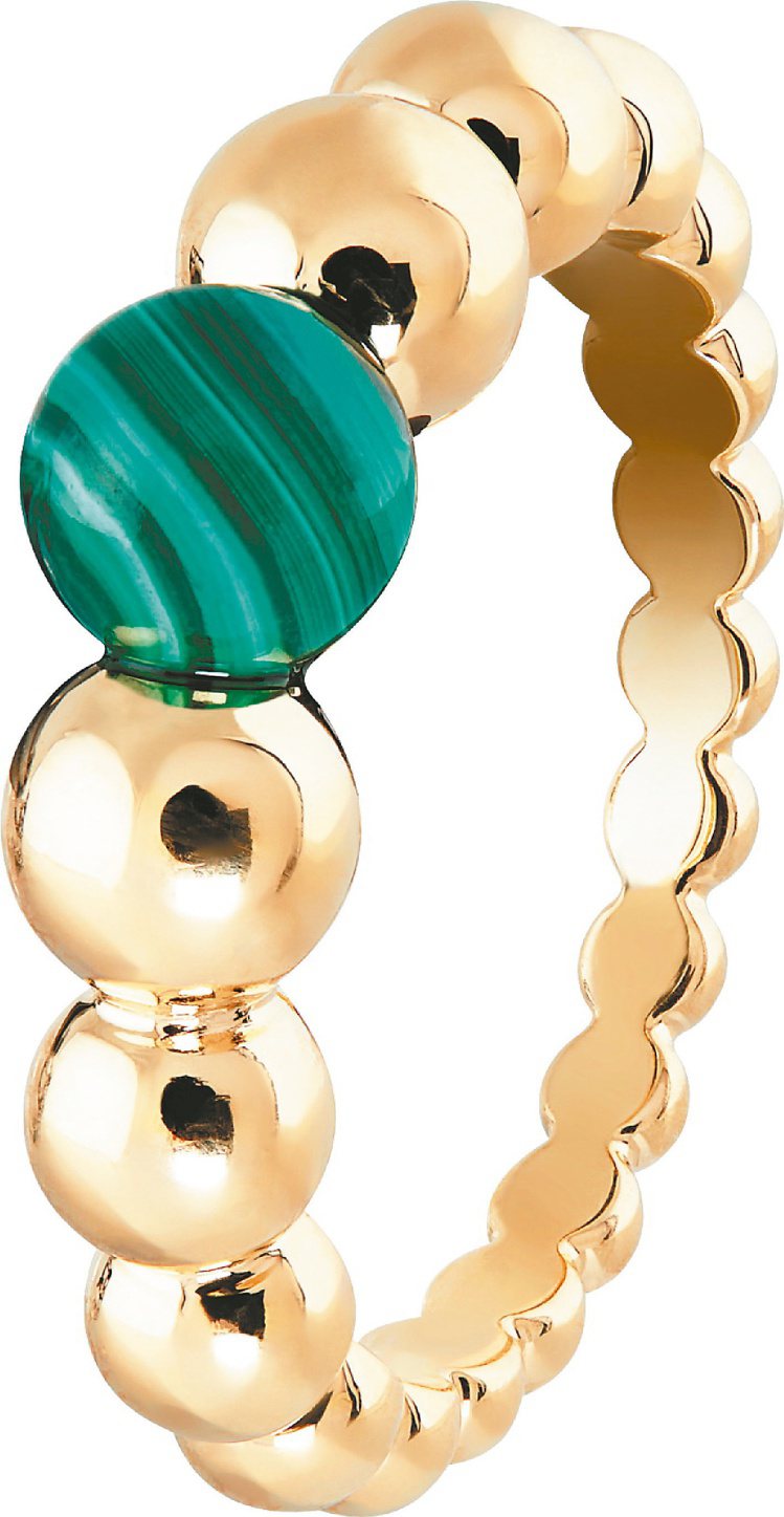 Perlée圓珠戒指系列，黃K金鑲嵌孔雀石約77,000元。圖／梵克雅寶提供