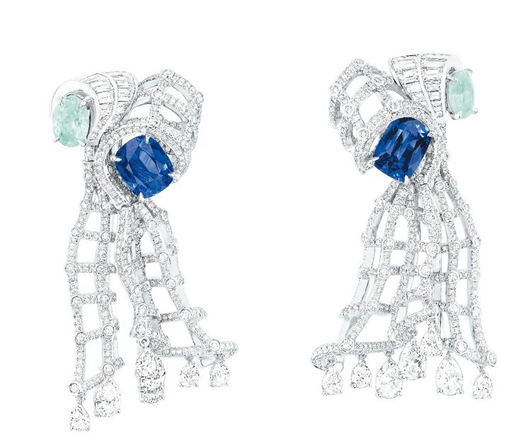 Dior VERTICALE GODET藍寶石耳環，白K金鑲嵌鑽石、藍寶石、帕拉伊巴碧璽。圖／Dior提供