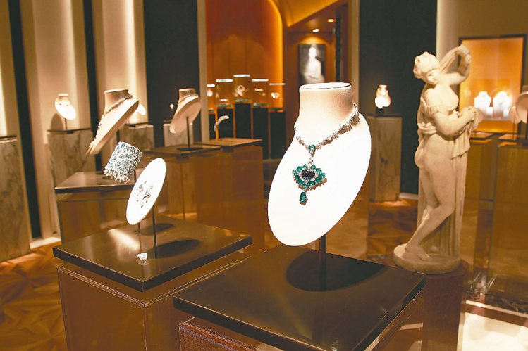 寶格麗展廳內展示各式瑰麗璀璨的全新頂級珠寶作品。圖／寶格麗提供