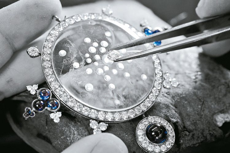 Boucheron工匠在水晶上鑲嵌鑽石。圖／Boucheron提供