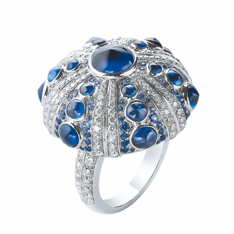 Boucheron Oursin海刺蝟戒指，158顆鑽石共1.68克拉，139顆藍寶石 共6.91克拉。288萬元。圖／Boucheron提供