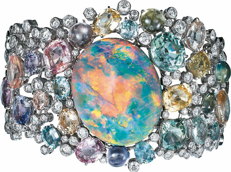 卡地亞Royal頂級珠寶系列火蛋白石鉑金手環。圖／卡地亞提供