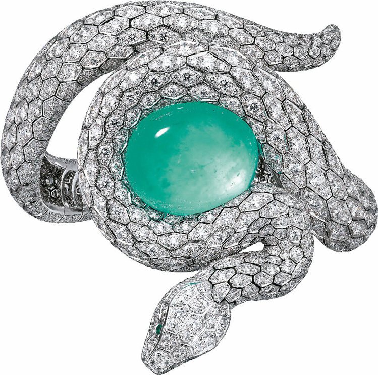 卡地亞Royal頂級珠寶系列蟒蛇手環，鉑金鑲嵌鑽石、一顆約53.78克拉凸圓形切割巴西祖母綠，眼睛為2顆祖母綠。圖／卡地亞提供