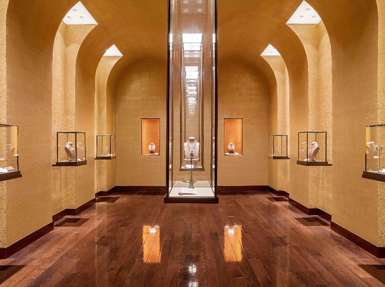 寶格麗 DOMVS藝廊的金色長廊，有如一座小型博物館。圖／寶格麗提供