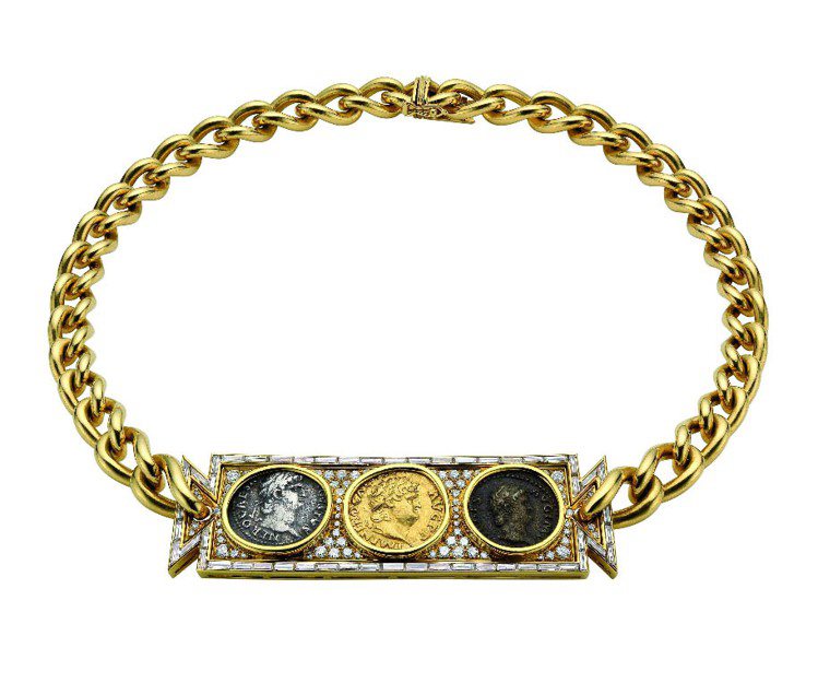 寶格麗MONETE 古幣項鍊 (1978 年)，黃金項鍊鑲嵌羅馬銀幣、金幣與銅幣與鑽石。圖／寶格麗提供