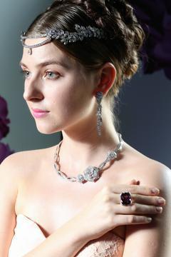 伯爵將近10億的Piaget Rose Passion系列珠寶空運來台展出。記者陳立凱／攝影