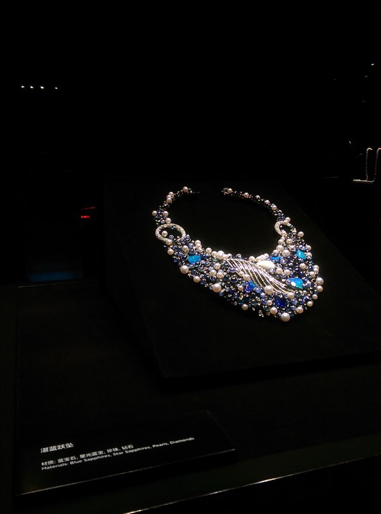 現場展示的拍賣珠寶。記者吳曉涵攝影