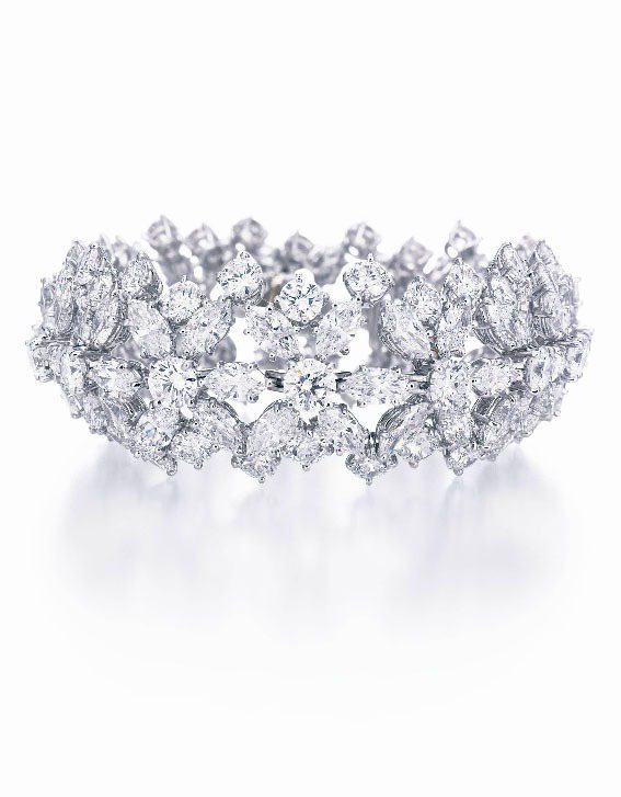 海瑞溫斯頓經典Cluster鑽石手鍊990萬6,000元。圖／海瑞溫斯頓提供
