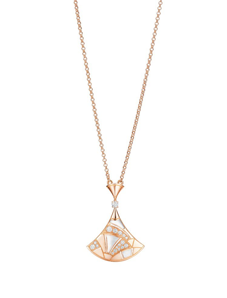寶格麗DIVA玫瑰金項鍊，鑲嵌珍珠母貝與鑽石，約18萬9,400元。圖／寶格麗提供