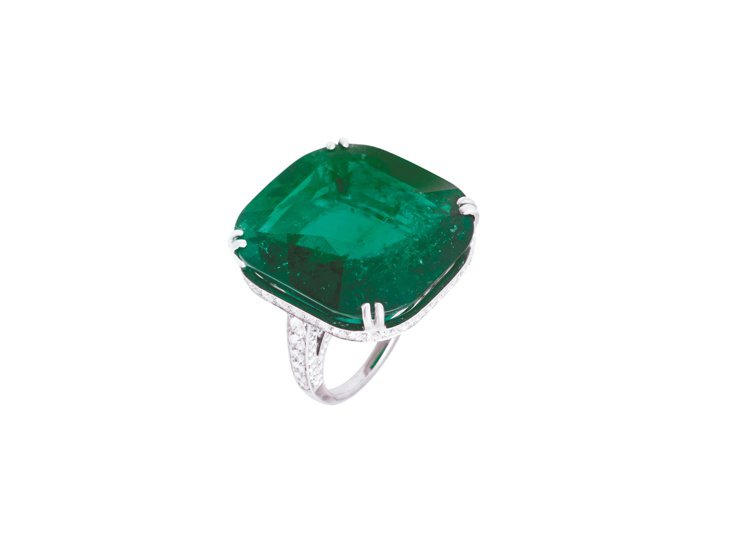 寶格麗頂級哥倫比亞祖母綠鑽石戒指，重達43.58克拉。圖／寶格麗提供