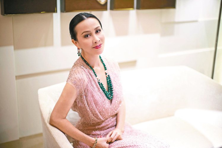 寶格麗香港太古廣場新店開幕，劉嘉玲配戴破6億元祖母綠鑽石項鍊。圖╱寶格麗提供