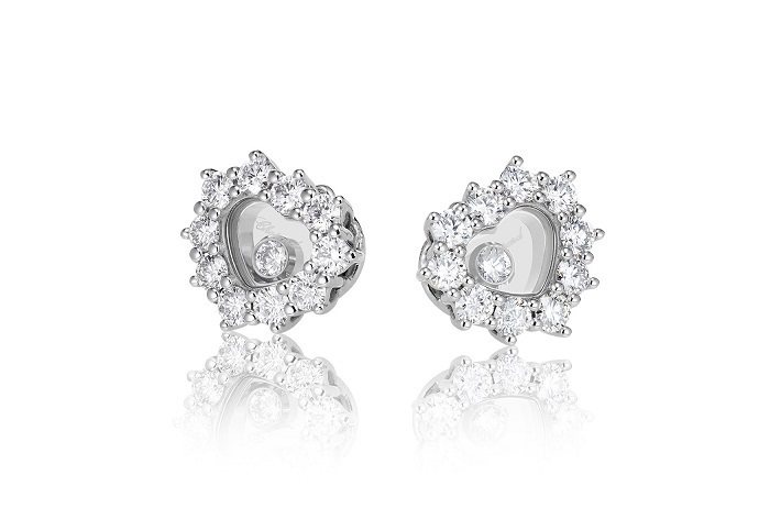 蕭邦Happy Diamonds心形白金耳環，鑲崁0.8 克拉白鑽與2顆滑鑽石。建議售價414,000元。圖／迪生提供