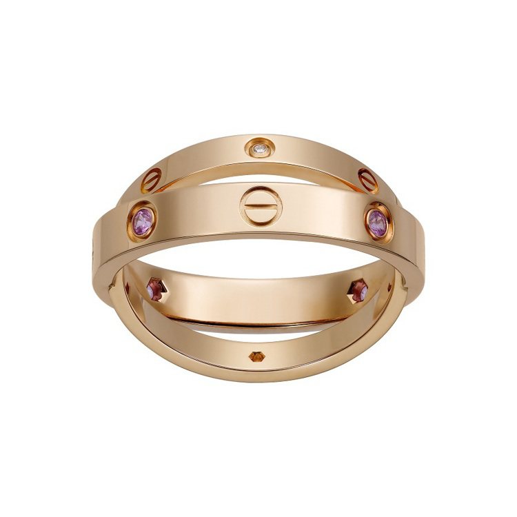 卡地亞LOVE系列玫瑰金雙環戒指，玫瑰金戒圈鑲嵌四顆粉紅藍寶及鑽石，參考價格92,500元。
圖／Cartier提供