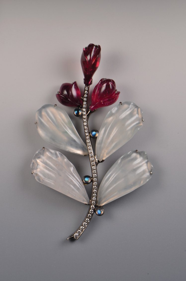 龔遵慈2015年珠寶設計展-冰種白翠花胸針。圖╱龔遵慈提供