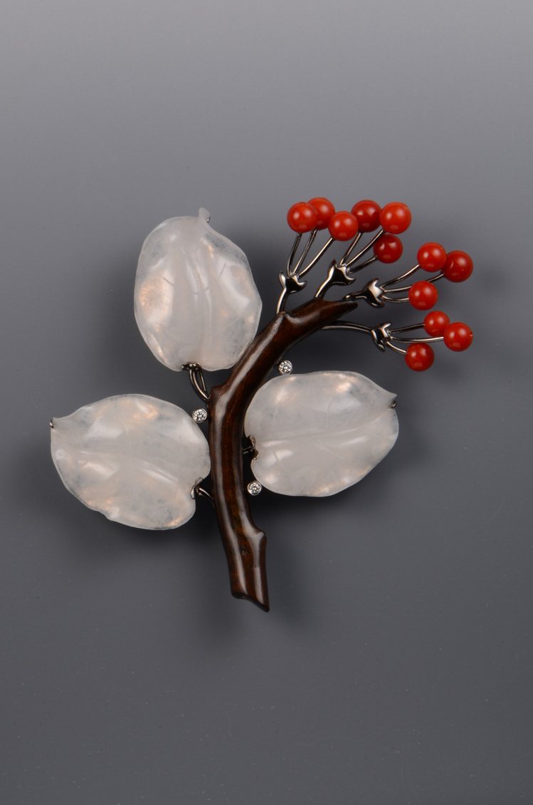 龔遵慈2015年珠寶設計展-紅珊瑚豆大胸針。圖╱龔遵慈提供