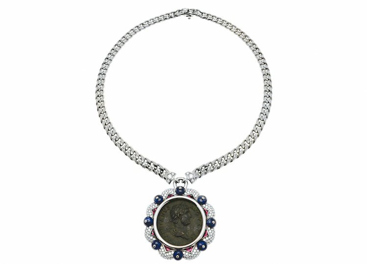 入圍女配角的蘿拉鄧配戴的BVLGARI頂級珠寶Monete古幣項鍊。圖／寶格麗提供