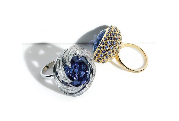 （左至右）Tiffany 21.72克拉圓形切割丹泉石鑽石鉑金戒指、24.27克拉丹泉石鑲嵌藍寶戒指。圖／Tiffany提供