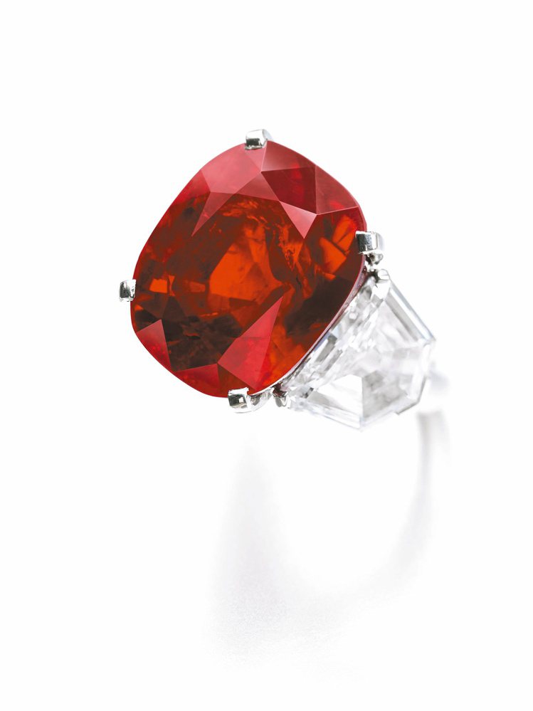卡地亞一枚頂級紅寶石戒指以3,033萬美元（約台幣9億3000萬元）創世界拍賣紀錄。圖／蘇富比提供