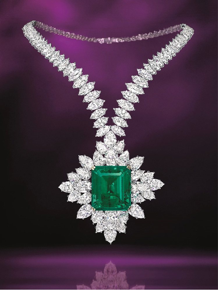 天成國際拍賣會的焦點拍品為海瑞溫斯頓重逾42克拉的祖母綠鑽石項鍊。圖／天成國際提供
